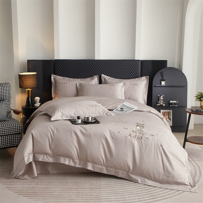 91家纺网 家纺一手货源 找家纺 品乐家纺 2025新款60支长绒棉刺绣款AB版四件套-维尼系列 维尼 青云灰