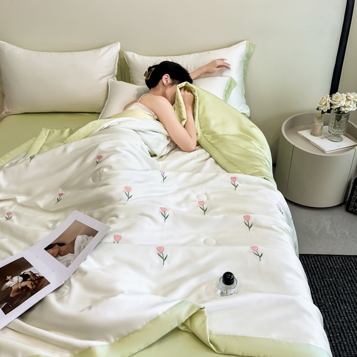 91家纺网 家纺一手货源 找家纺 利欧 2025新款直播电商热卖爆款刺绣水洗真丝夏被四件套夏凉被空调被花朵-奶白绿