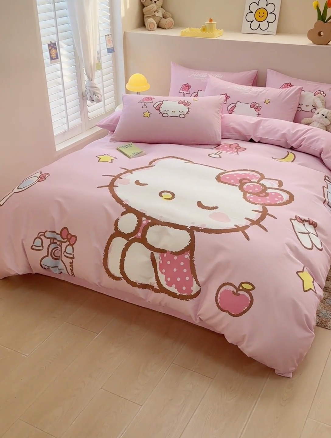 91家纺网 家纺一手货源 找家纺 2025新款三丽鸥系列数码印花纯棉全棉床裙三件套四件套-简约款 简约基础款-晚安凯蒂