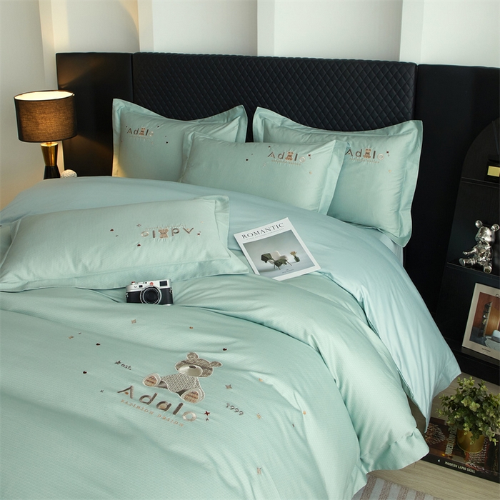 91家纺网 家纺一手货源 找家纺 品乐家纺 2025新款60支长绒棉刺绣款AB版四件套-维尼系列 维尼 抹茶绿