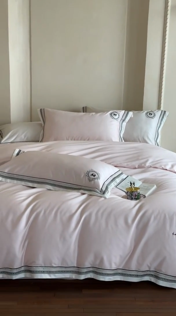 91家纺网 家纺一手货源 找家纺 赫帛 2025新款赫本猫联名系列四件套-贵族猫 贵族猫-润玉粉