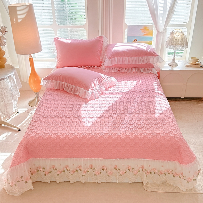 91家纺网 家纺一手货源 找家纺 大麦家纺 2025新款亲肤花边款床盖四件套  甜心小姐-樱花粉