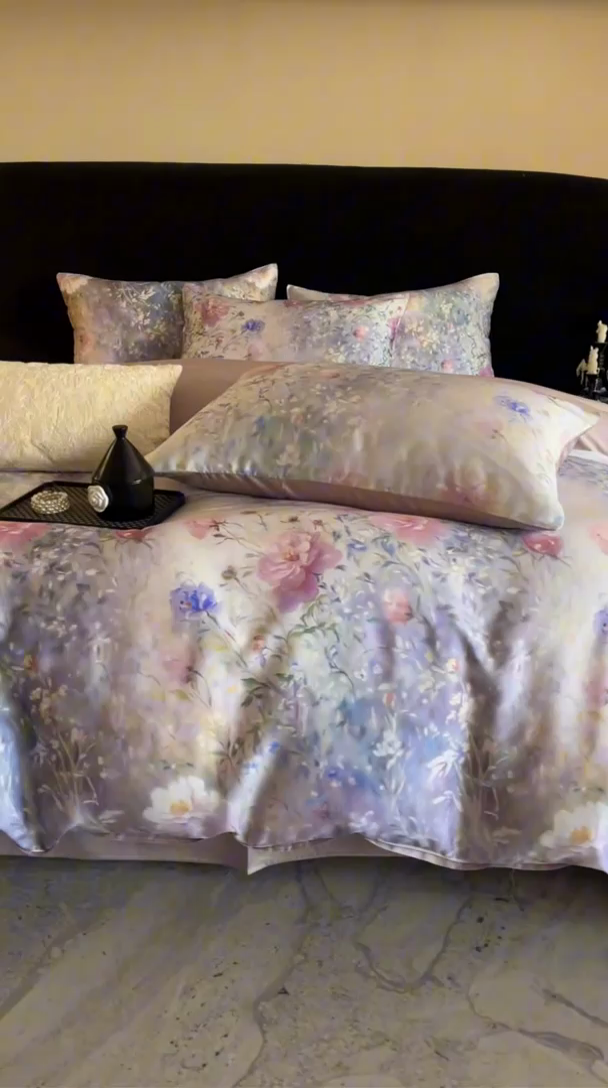 91家纺网 家纺一手货源 找家纺 立奥被业 2025年新款100%兰精天丝四件套天丝数码印花四件套 虞美人-紫