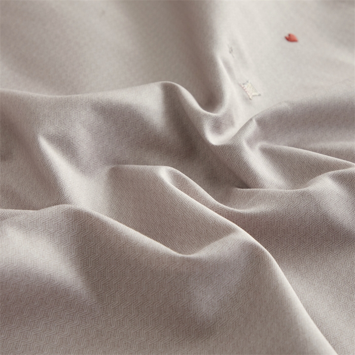 91家纺网 家纺一手货源 找家纺 品乐家纺 2025新款60支长绒棉刺绣款AB版四件套-维尼系列 维尼 青云灰