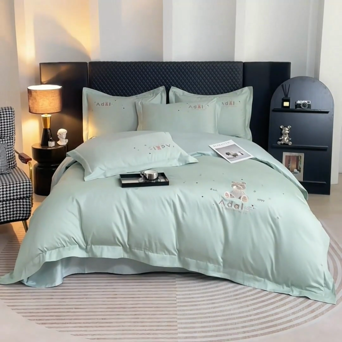 91家纺网 家纺一手货源 找家纺 品乐家纺 2025新款60支长绒棉刺绣款AB版四件套-维尼系列 维尼 抹茶绿