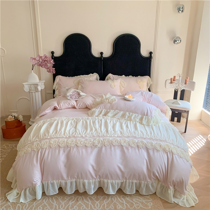 91家纺网 家纺一手货源 找家纺 富盛家纺 2025新款水洗亲肤棉盘花刺绣床裙款四件套公主风四件套甜蜜蜜系列 甜蜜蜜-粉