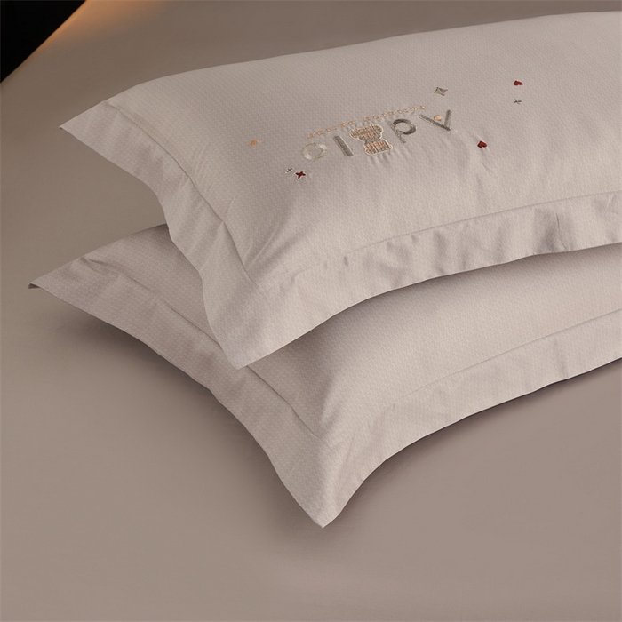 91家纺网 家纺一手货源 找家纺 品乐家纺 2025新款60支长绒棉刺绣款AB版四件套-维尼系列 维尼 青云灰