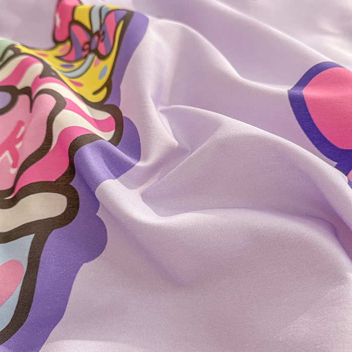 91家纺网 家纺一手货源 找家纺 2025新款三丽鸥系列数码印花纯棉全棉床裙三件套四件套-简约款 简约基础款-草莓库洛米