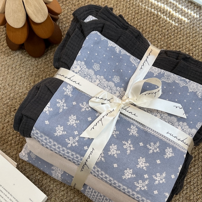 91家纺网 家纺一手货源 找家纺 荣轩 2024新款全棉印花双层纱四件套 皱皱纱花边款 云间素语-蓝