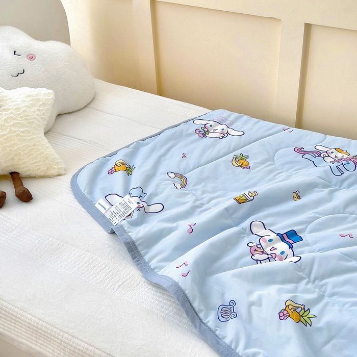 91家纺网 家纺一手货源 找家纺 鱼宝 2025新款三丽鸥凉感丝夏被 彩虹玉桂狗