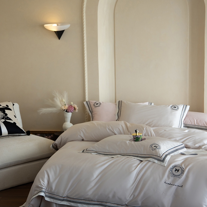 91家纺网 家纺一手货源 找家纺 赫帛 2025新款赫本猫联名系列四件套-贵族猫 贵族猫-银白色