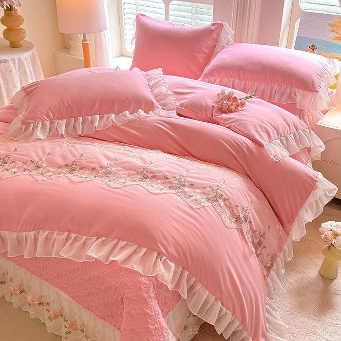 91家纺网 家纺一手货源 找家纺 大麦家纺 2025新款亲肤花边款床盖四件套  甜心小姐-樱花粉