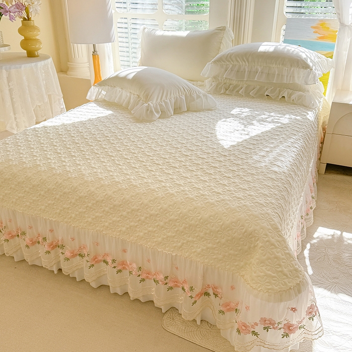 91家纺网 家纺一手货源 找家纺 大麦家纺 2025新款亲肤花边款床盖四件套  甜心小姐-奶昔白