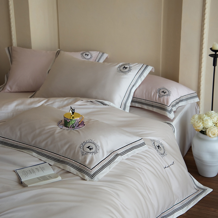 91家纺网 家纺一手货源 找家纺 赫帛 2025新款赫本猫联名系列四件套-贵族猫 贵族猫-银白色