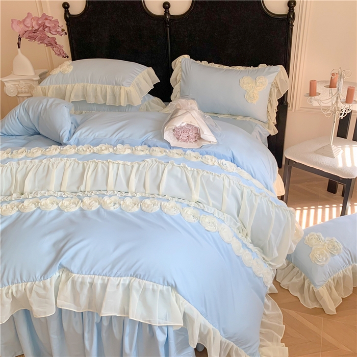 91家纺网 家纺一手货源 找家纺 富盛家纺 2025新款水洗亲肤棉盘花刺绣床裙款四件套公主风四件套甜蜜蜜系列 甜蜜蜜-蓝