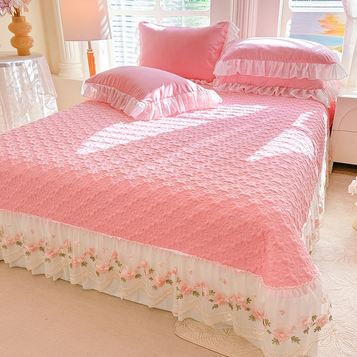 91家纺网 家纺一手货源 找家纺 大麦家纺 2025新款亲肤花边款床盖四件套  甜心小姐-樱花粉