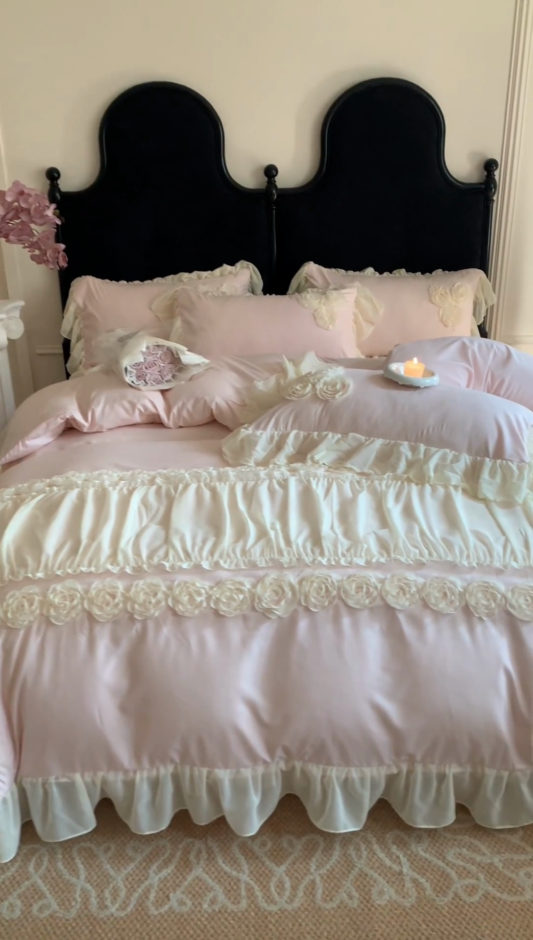 91家纺网 家纺一手货源 找家纺 富盛家纺 2025新款水洗亲肤棉盘花刺绣床裙款四件套公主风四件套甜蜜蜜系列 甜蜜蜜-粉