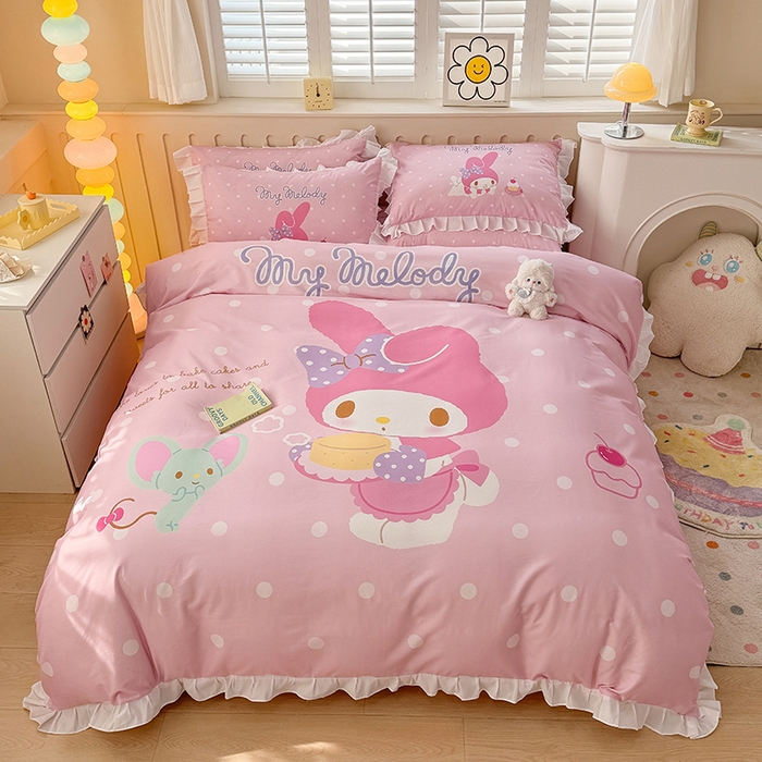 91家纺网 家纺一手货源 找家纺 玉元坊 2025新款三丽鸥系列数码印花纯棉全棉床裙三件套四件套-花边款 花边款-甜品美乐蒂