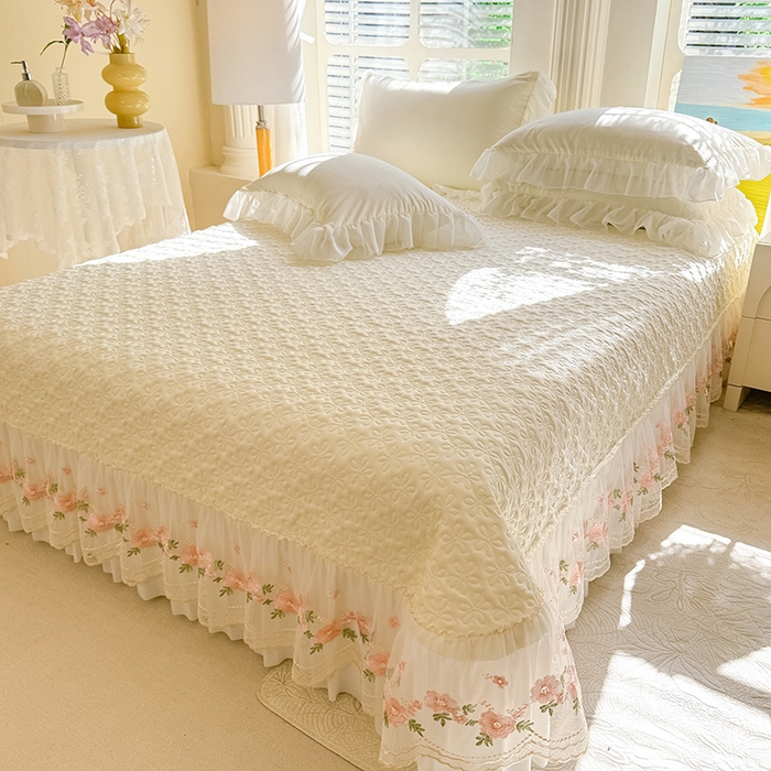 91家纺网 家纺一手货源 找家纺 大麦家纺 2025新款亲肤花边款床盖四件套  甜心小姐-奶昔白