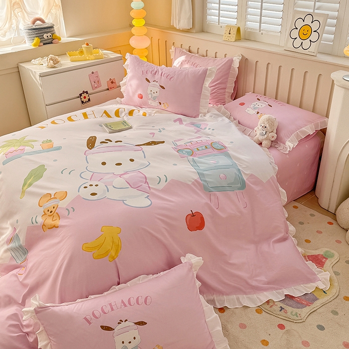 91家纺网 家纺一手货源 找家纺 玉元坊 2025新款三丽鸥系列数码印花纯棉全棉床裙三件套四件套-花边款 花边款-活力帕恰狗