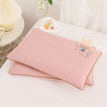 91家纺网 家纺一手货源 找家纺 （总）仁宇枕业 2025新款新品枕芯全棉绣花卡通天线兔宝宝儿童全荞麦枕头枕芯