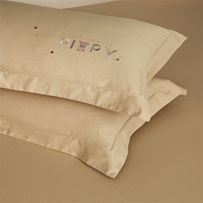 91家纺网 家纺一手货源 找家纺 品乐家纺 2025新款60支长绒棉刺绣款AB版四件套-维尼系列 维尼 流光金