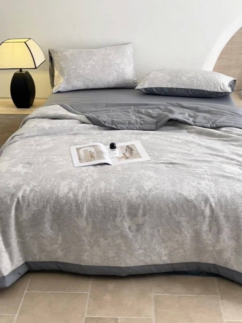 91家纺网 家纺一手货源 找家纺 一加一家纺2025新款A类全棉三层纱色织提花大豆夏被四件套 梦境--灰