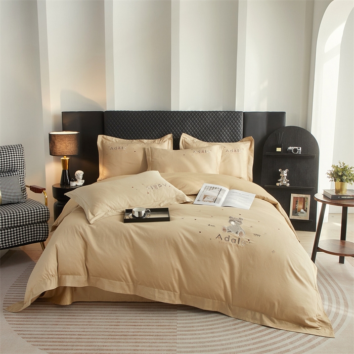 91家纺网 家纺一手货源 找家纺 品乐家纺 2025新款60支长绒棉刺绣款AB版四件套-维尼系列 维尼 流光金