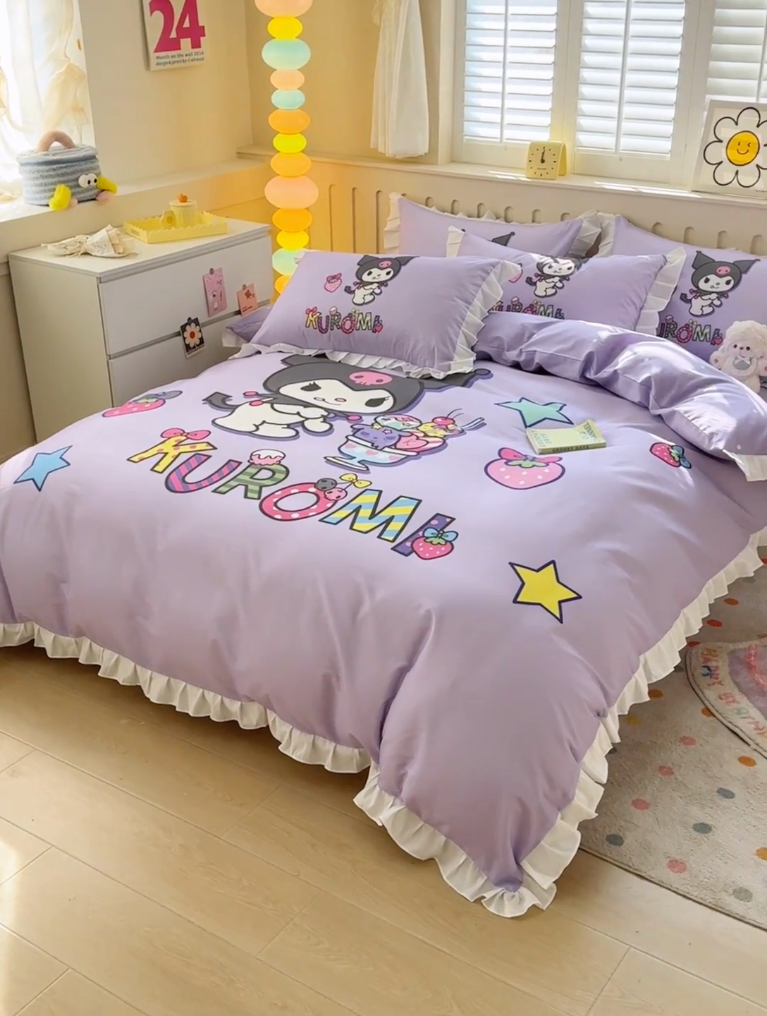 91家纺网 家纺一手货源 找家纺 玉元坊 2025新款三丽鸥系列数码印花纯棉全棉床裙三件套四件套-花边款 花边款-草莓库洛米