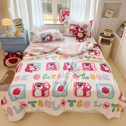 91家纺网 家纺一手货源 找家纺 木堇家居 2025新款迪士尼凉感豆豆针织棉大豆夏被 方块草莓熊