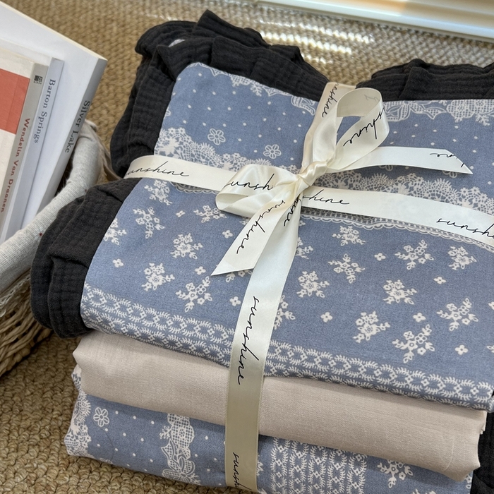 91家纺网 家纺一手货源 找家纺 荣轩 2024新款全棉印花双层纱四件套 皱皱纱花边款 云间素语-蓝