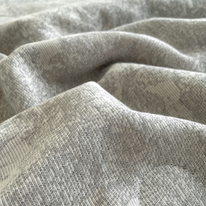 91家纺网 家纺一手货源 找家纺 一加一家纺2025新款A类全棉三层纱色织提花大豆夏被四件套 梦境--灰