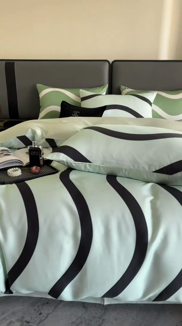 91家纺网 家纺一手货源 找家纺 立奥被业 2025年新款100%兰精天丝四件套天丝数码印花四件套 条纹蓝