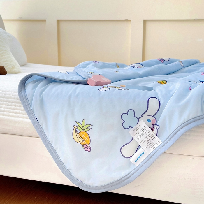 91家纺网 家纺一手货源 找家纺 鱼宝 2025新款三丽鸥凉感丝夏被 彩虹玉桂狗