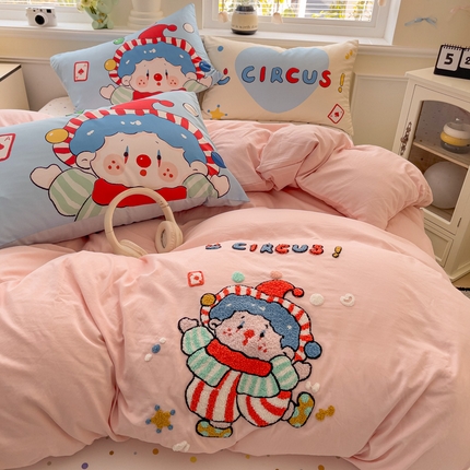 91家纺网 家纺一手货源 找家纺 尤米【提供买家秀】2025新款水洗棉大版卡通毛巾绣四件套 马戏团-粉