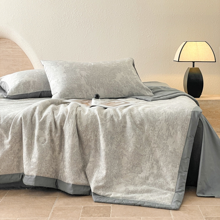 91家纺网 家纺一手货源 找家纺 一加一家纺2025新款A类全棉三层纱色织提花大豆夏被四件套 梦境--灰