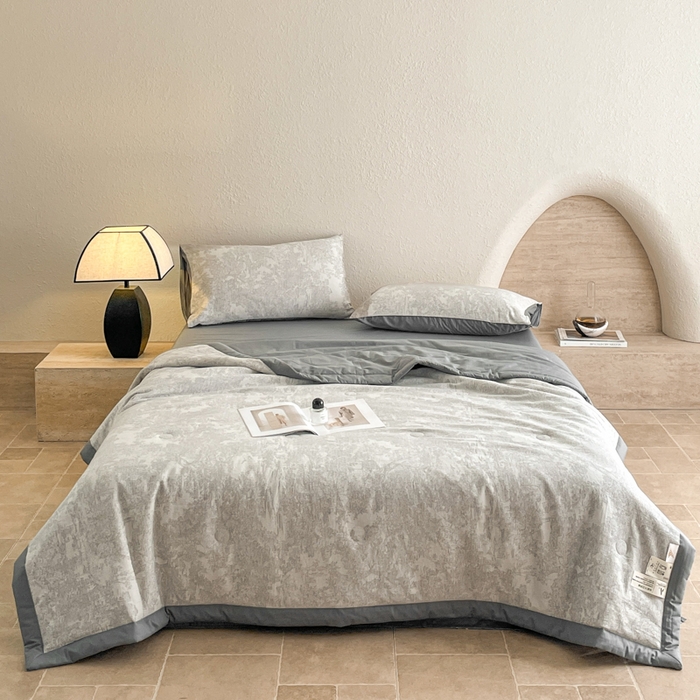 91家纺网 家纺一手货源 找家纺 一加一家纺2025新款A类全棉三层纱色织提花大豆夏被四件套 梦境--灰