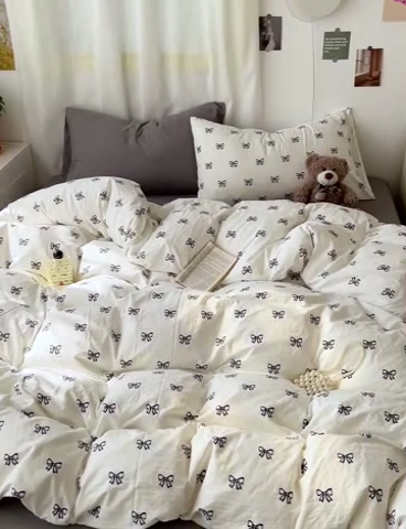 91家纺网 家纺一手货源 找家纺 仟人梦 2025新款水洗棉印花四件套 黑色蝴蝶结