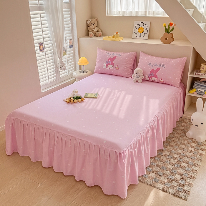 91家纺网 家纺一手货源 找家纺 2025新款三丽鸥系列数码印花纯棉全棉床裙三件套四件套-简约款 简约基础款-甜品美乐蒂