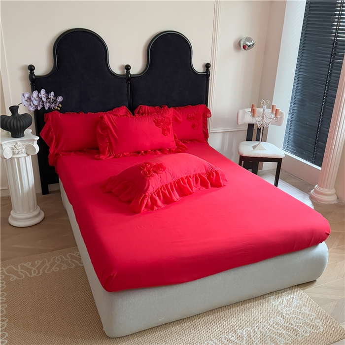 91家纺网 家纺一手货源 找家纺 富盛家纺 2025新款水洗亲肤棉盘花刺绣床裙款四件套公主风四件套甜蜜蜜系列 甜蜜蜜-大红