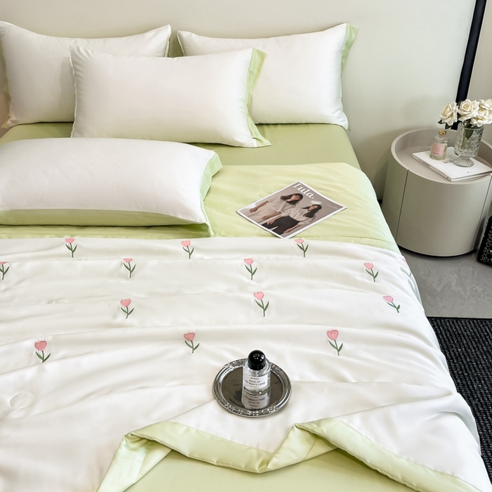 91家纺网 家纺一手货源 找家纺 利欧 2025新款直播电商热卖爆款刺绣水洗真丝夏被四件套夏凉被空调被花朵-奶白绿