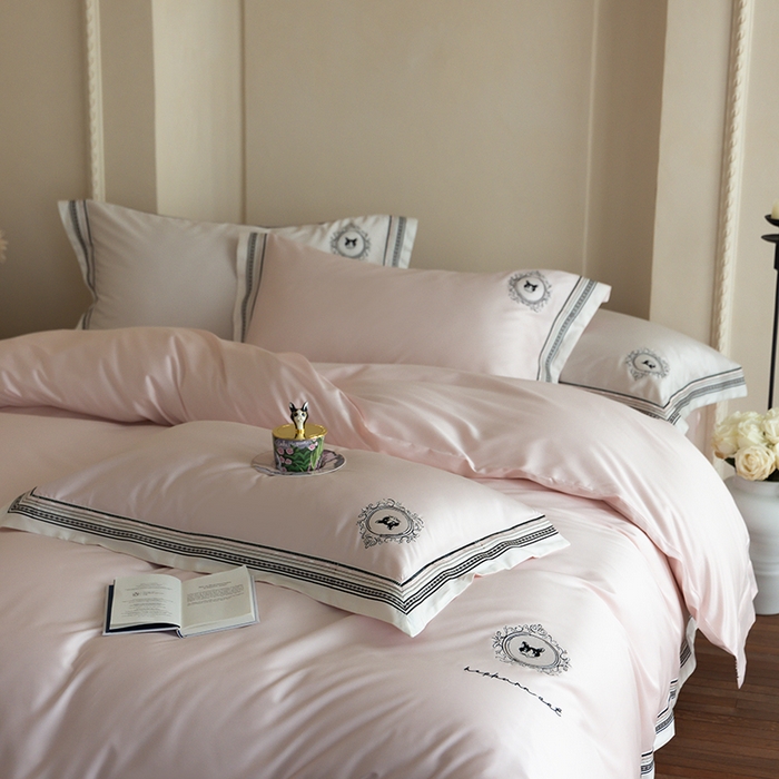 91家纺网 家纺一手货源 找家纺 赫帛 2025新款赫本猫联名系列四件套-贵族猫 贵族猫-润玉粉