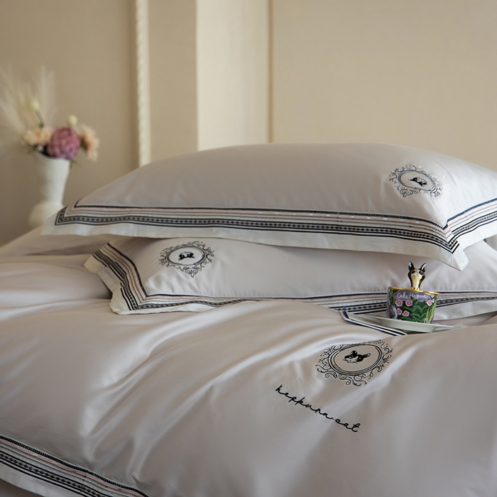 91家纺网 家纺一手货源 找家纺 赫帛 2025新款赫本猫联名系列四件套-贵族猫 贵族猫-银白色