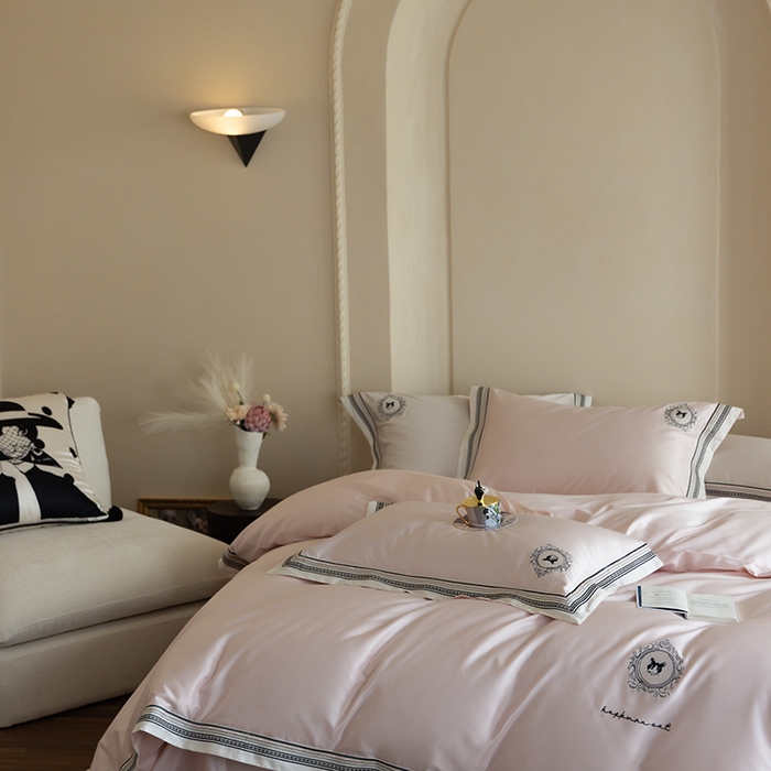 91家纺网 家纺一手货源 找家纺 赫帛 2025新款赫本猫联名系列四件套-贵族猫 贵族猫-润玉粉