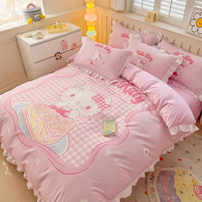 91家纺网 家纺一手货源 找家纺 玉元坊 2025新款三丽鸥系列数码印花纯棉全棉床裙三件套四件套-花边款 花边款-心动凯蒂