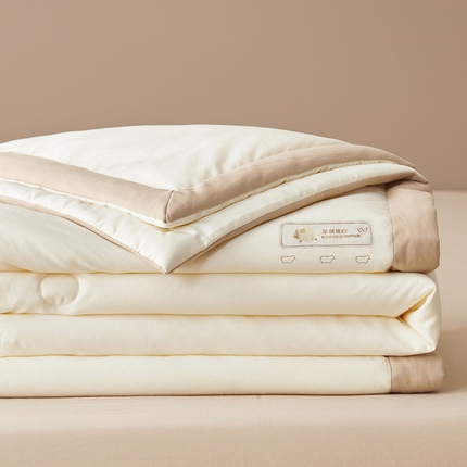 91家纺网 家纺一手货源 找家纺 一加一 2025新款A类小奶棉刺绣羊绒蛋白夏被四件套 羊绒蛋白-米卡色