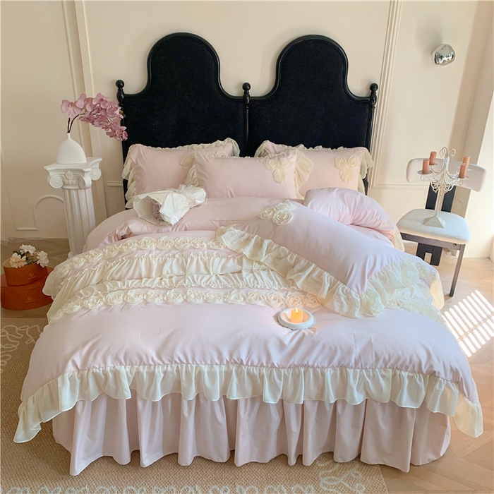 91家纺网 家纺一手货源 找家纺 富盛家纺 2025新款水洗亲肤棉盘花刺绣床裙款四件套公主风四件套甜蜜蜜系列 甜蜜蜜-粉