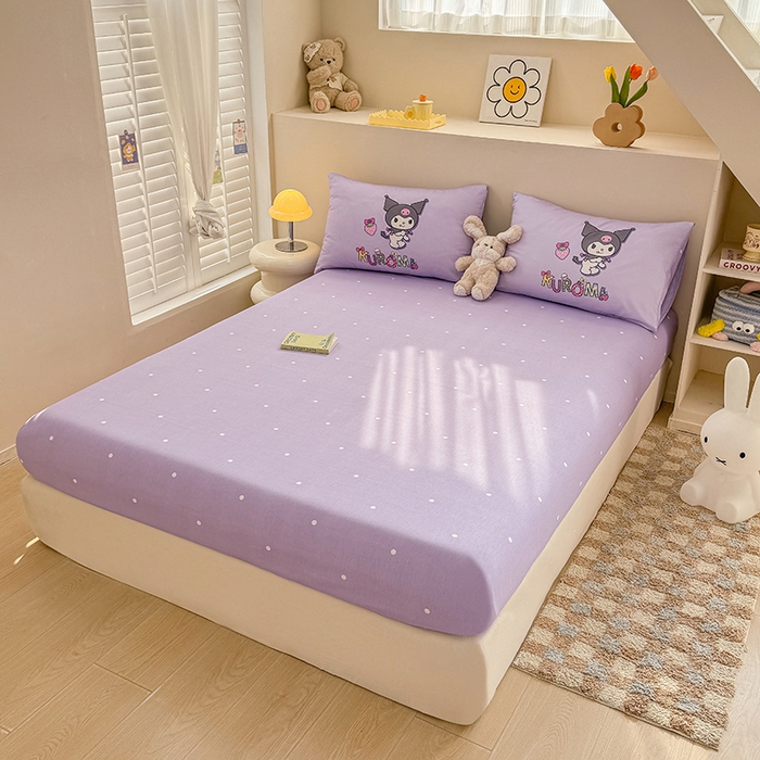 91家纺网 家纺一手货源 找家纺 2025新款三丽鸥系列数码印花纯棉全棉床裙三件套四件套-简约款 简约基础款-草莓库洛米