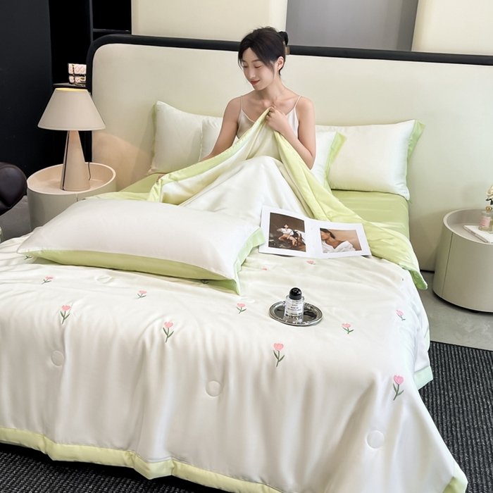 91家纺网 家纺一手货源 找家纺 利欧 2025新款直播电商热卖爆款刺绣水洗真丝夏被四件套夏凉被空调被花朵-奶白绿