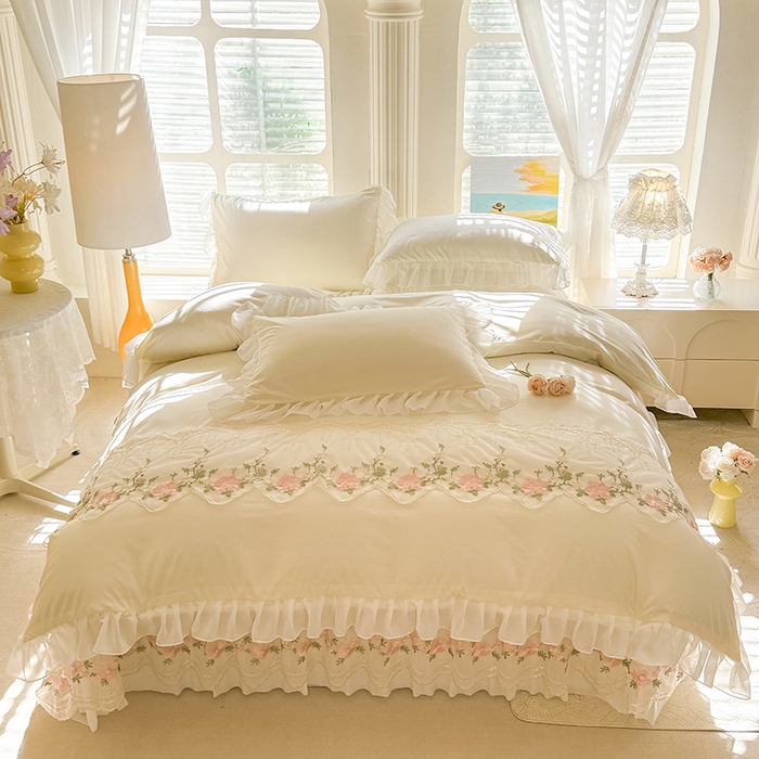 91家纺网 家纺一手货源 找家纺 大麦家纺 2025新款亲肤花边款床盖四件套  甜心小姐-奶昔白